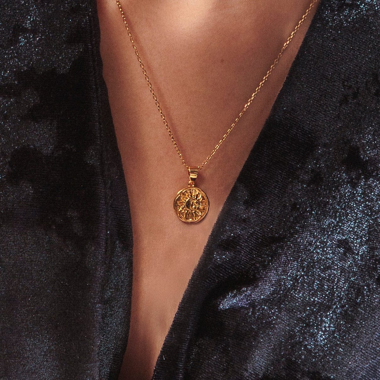 Model mit Kette und Ring