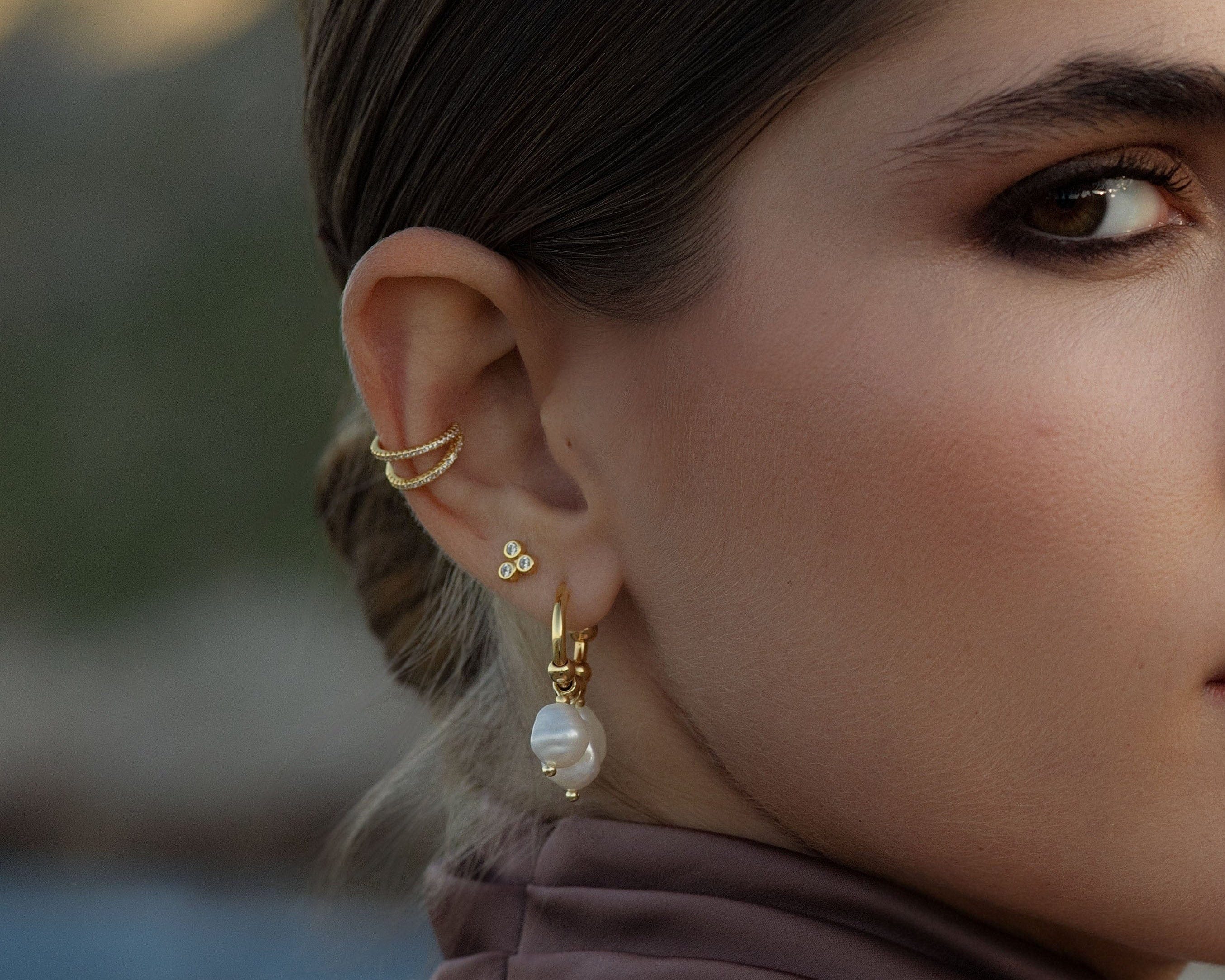 Model trägt Perlenohrring und Earcuff und Ohrstecker von ellenoe