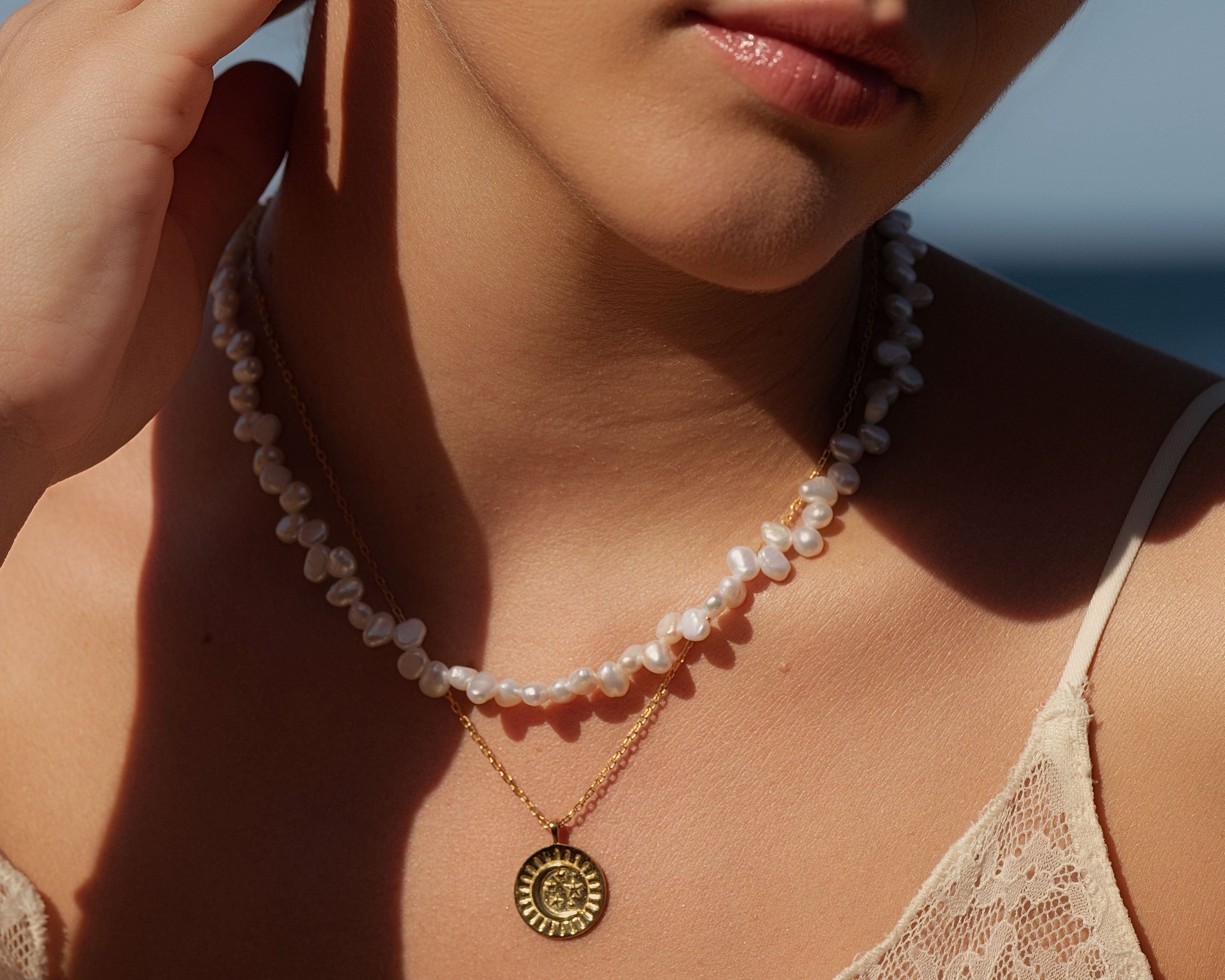 Model trägt Halsketten von ellenoe