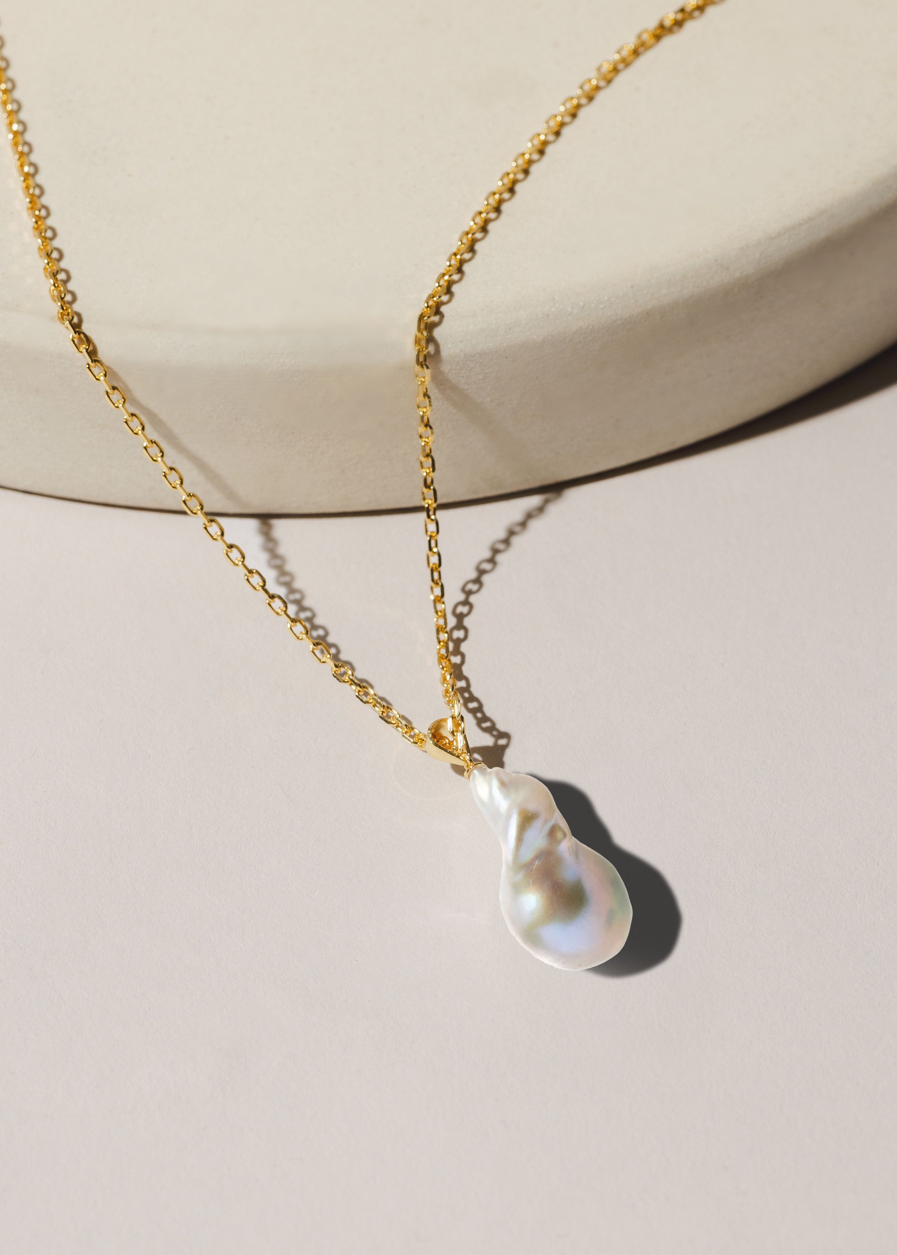 ellenoe Perlenhalskette 925 Sterling Silver / 18k vergoldet / Natürliche Baroque Perle / Gold BAROCK PERLENHALSKETTE LUMEA - HALSKETTEN - 18K VERGOLDET