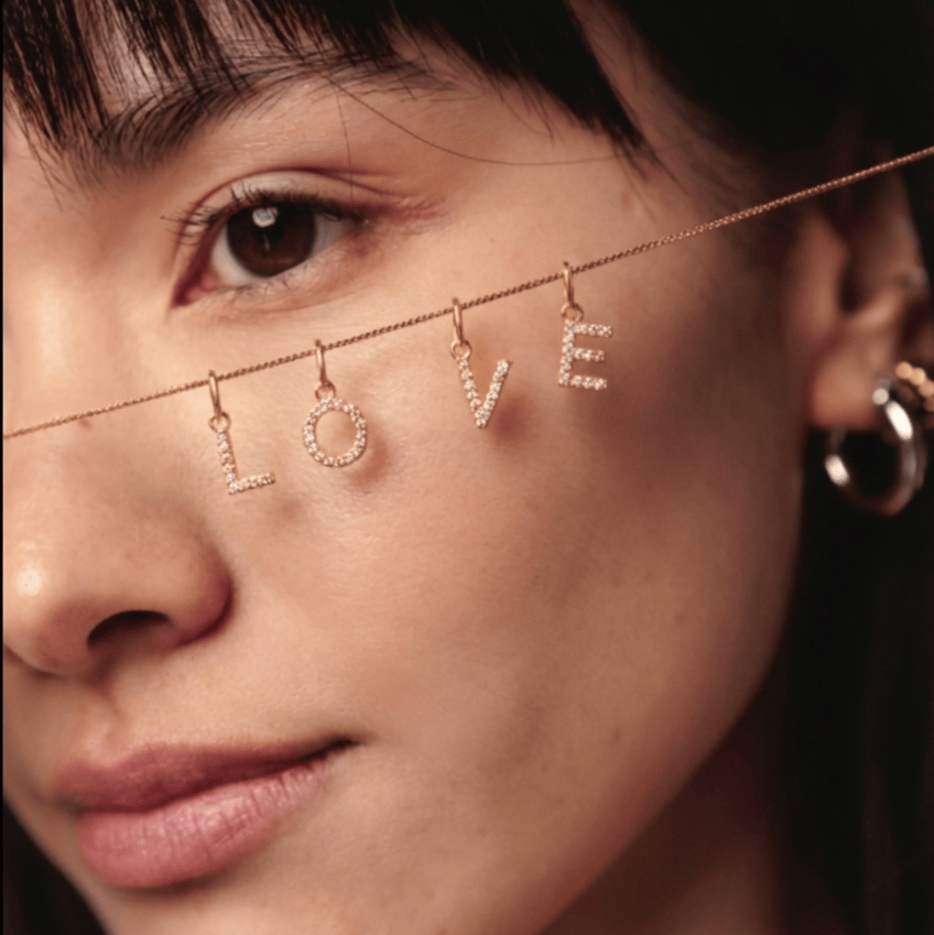 model mit elleno schmuck buchstaben anhänger