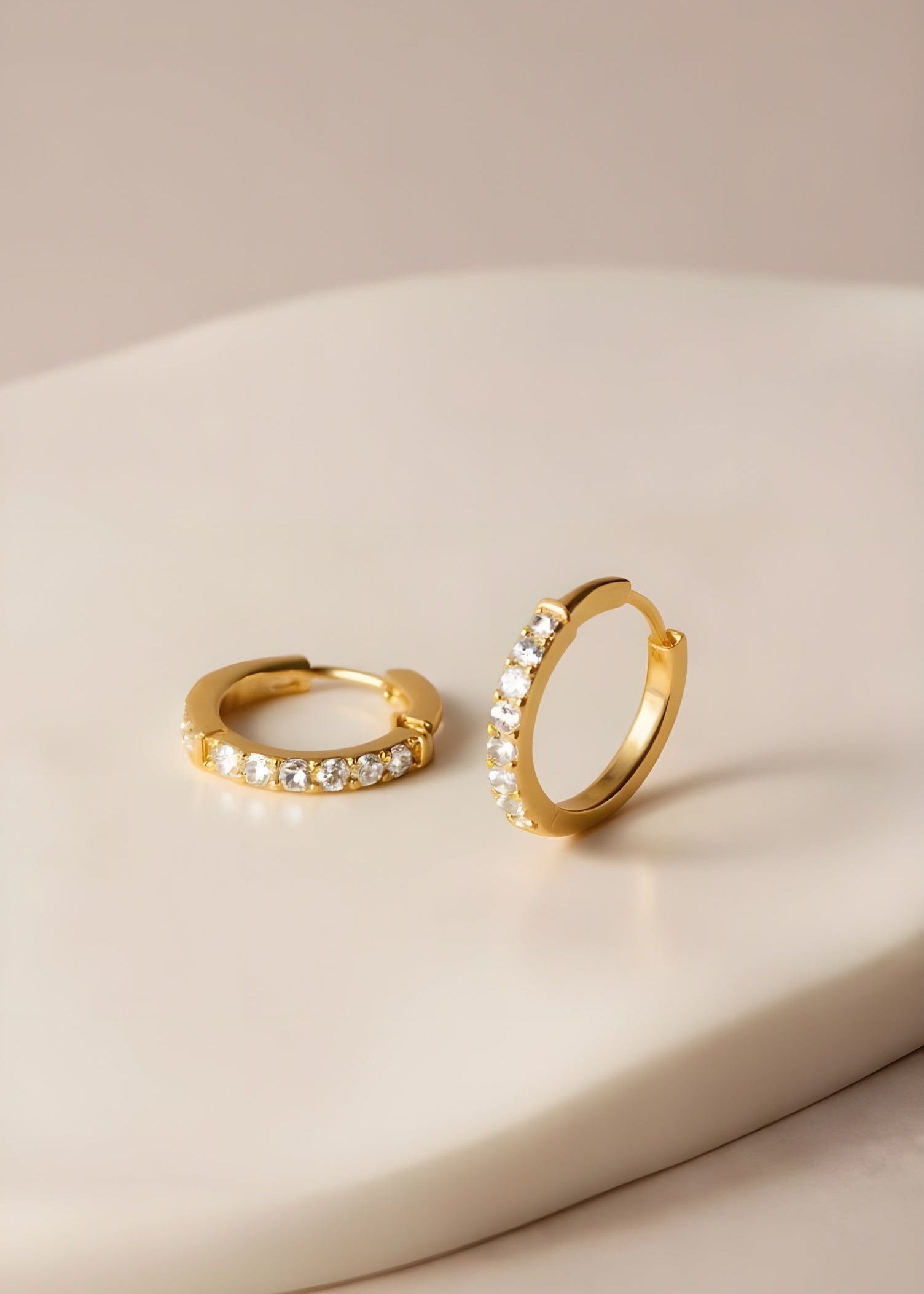 TINY HOOPS MIRA - OHRRINGE - 18KVERGOLDET