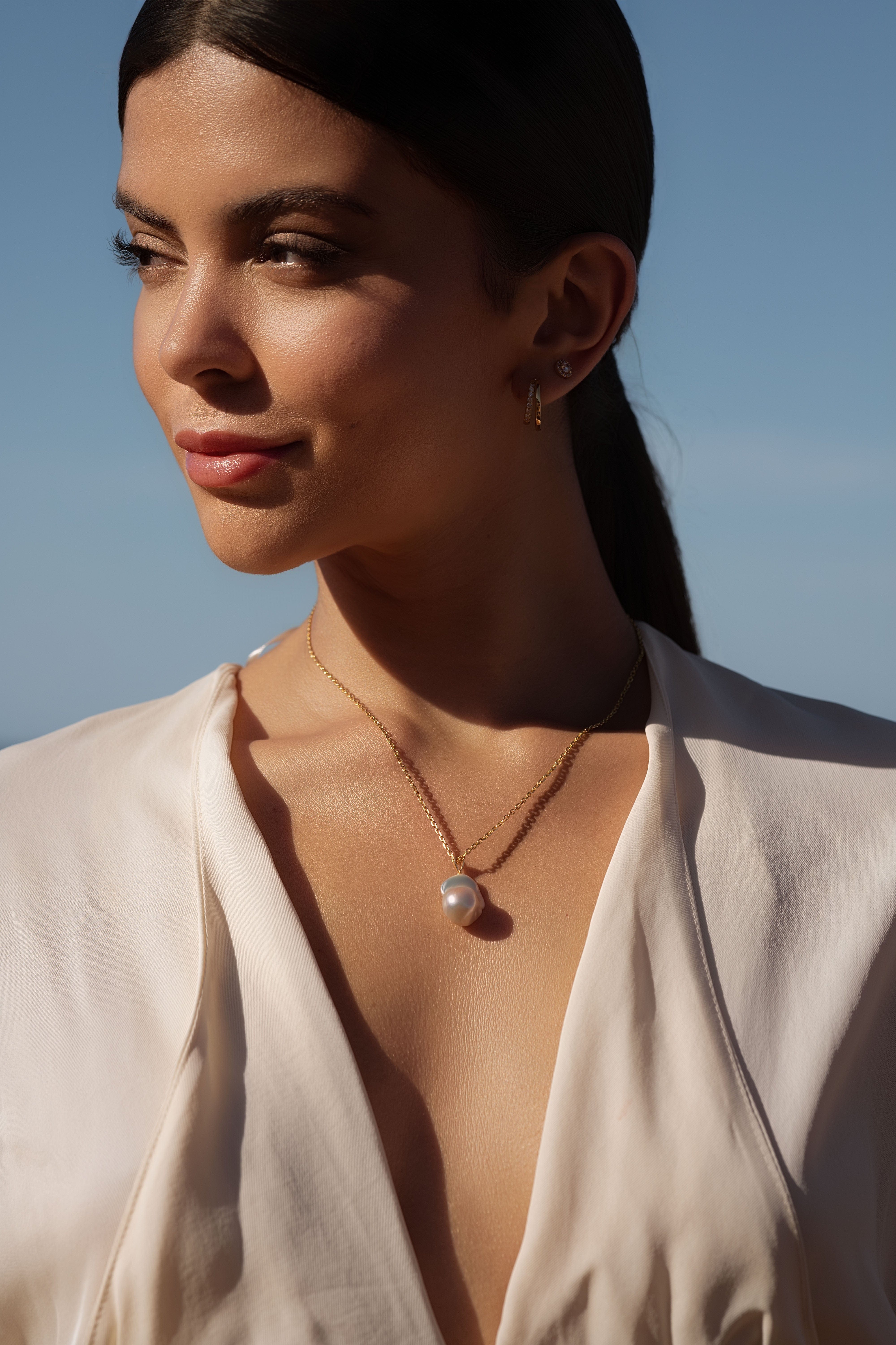 Model trägt Perlenhalskette Lumea