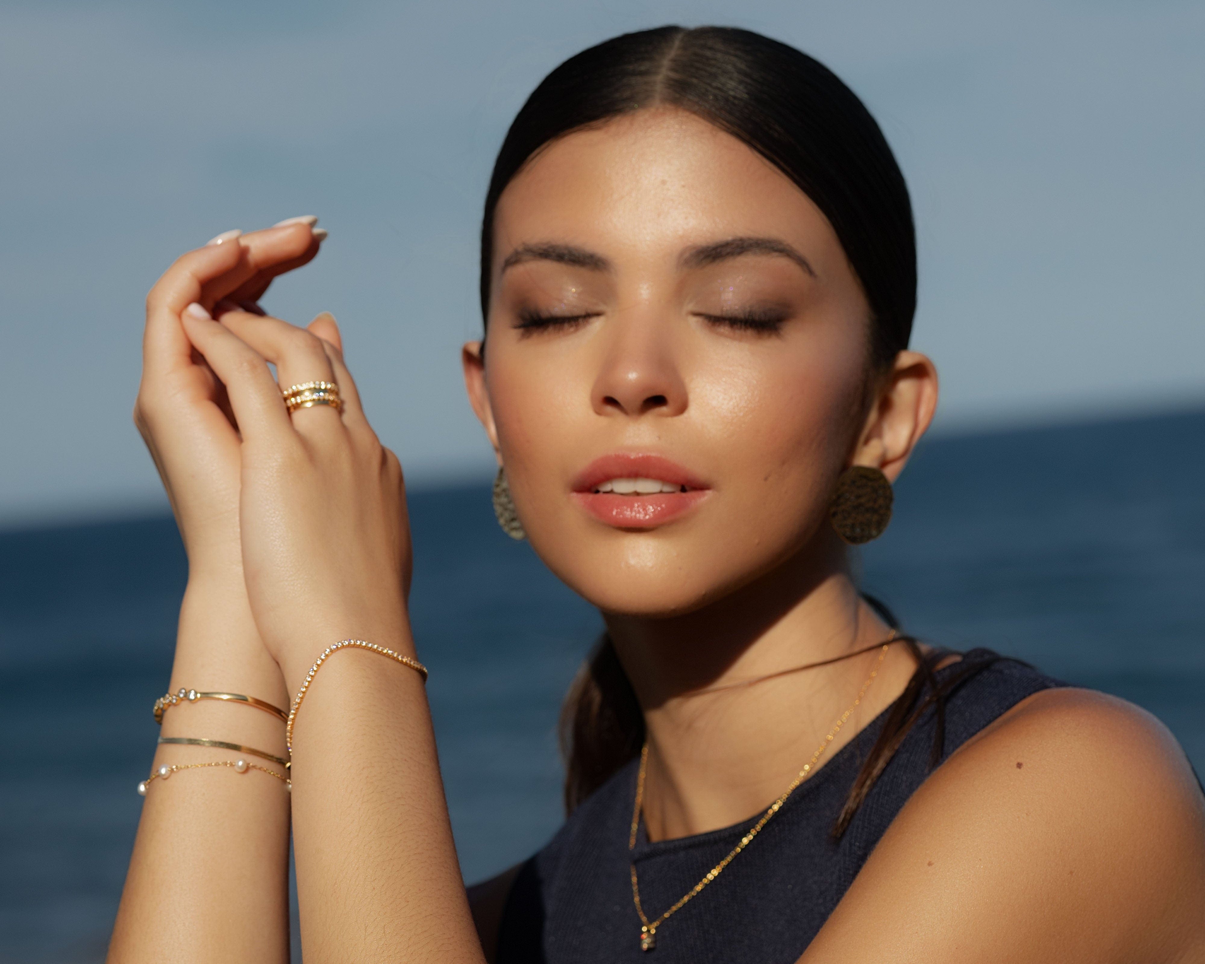 Model trägt ellenoe Schmuck