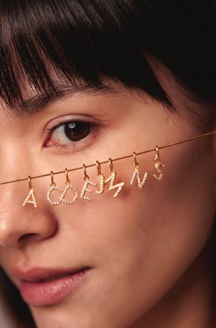 ELLENOE VIDEO BUCHSTABEN HALSKETTENANHÄNGER