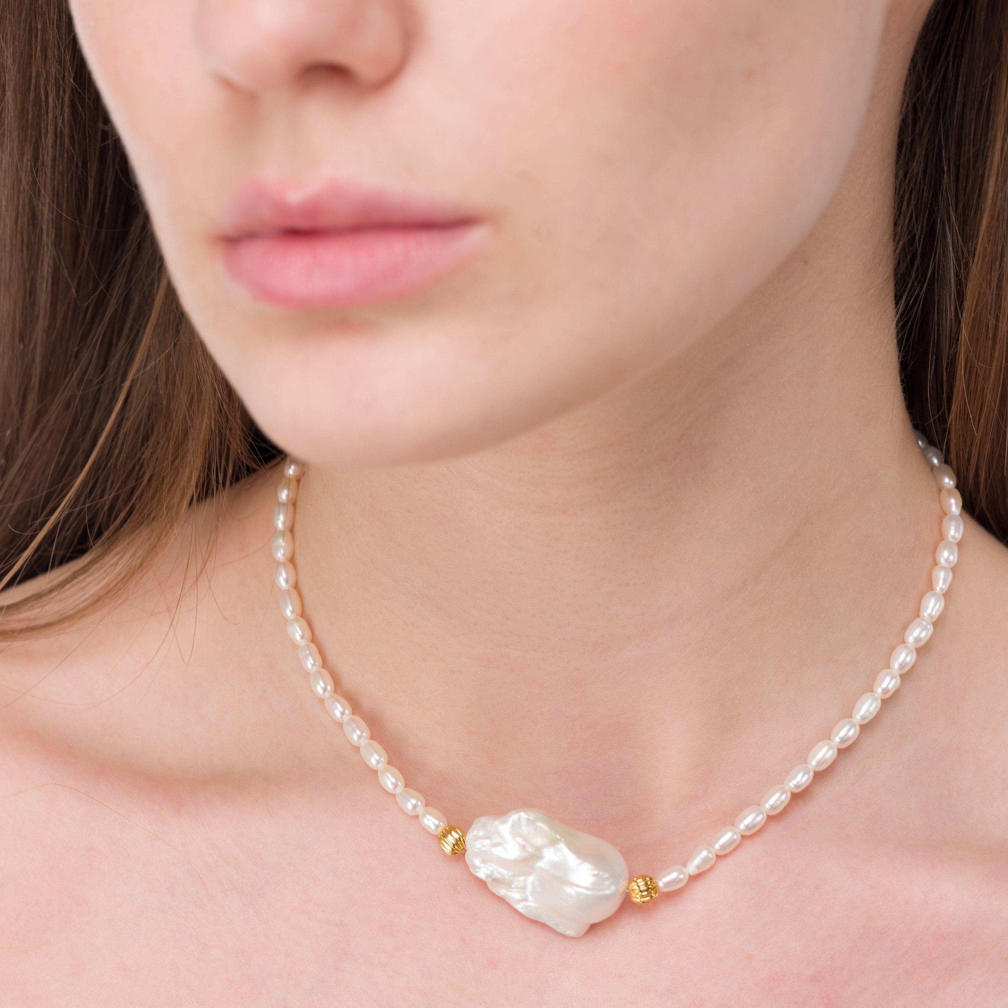 ellenoe Perlenhalskette Messing / 18K vergoldet / Natürliche Barockperle / Gold PERLENHALSKETTE KAYA - HALSKETTE - 18K VERGOLDET